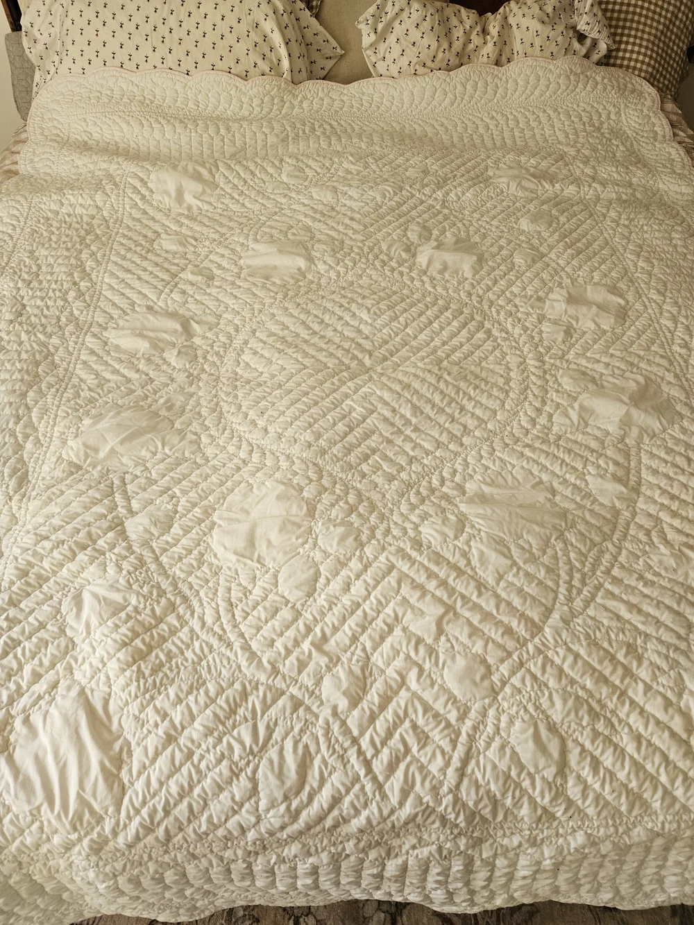 White Floral Appliqué Quilt Bedspread - Pink & Green